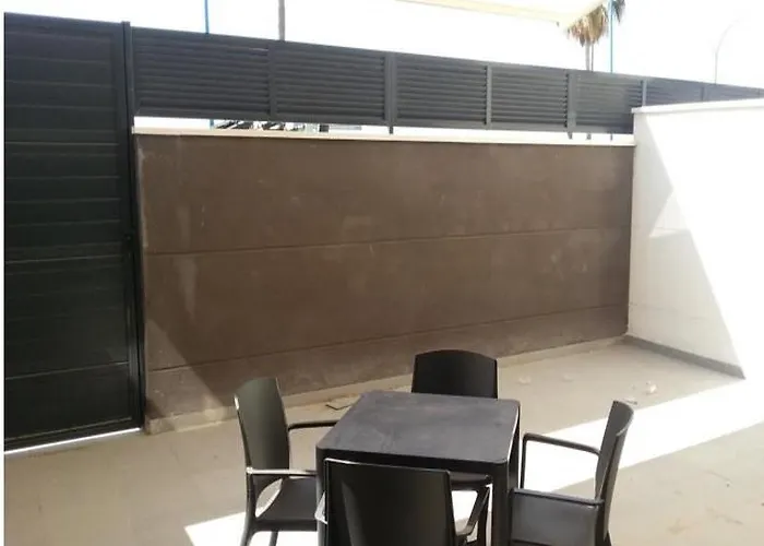 福恩吉罗拉海滩公寓 *