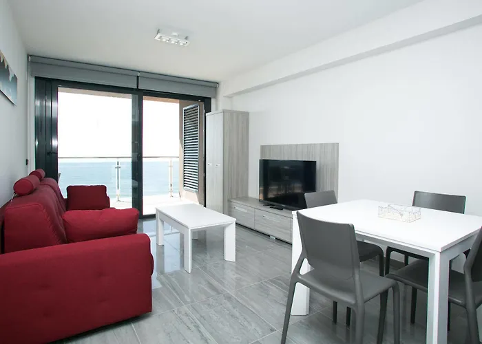 福恩吉罗拉海滩公寓 *